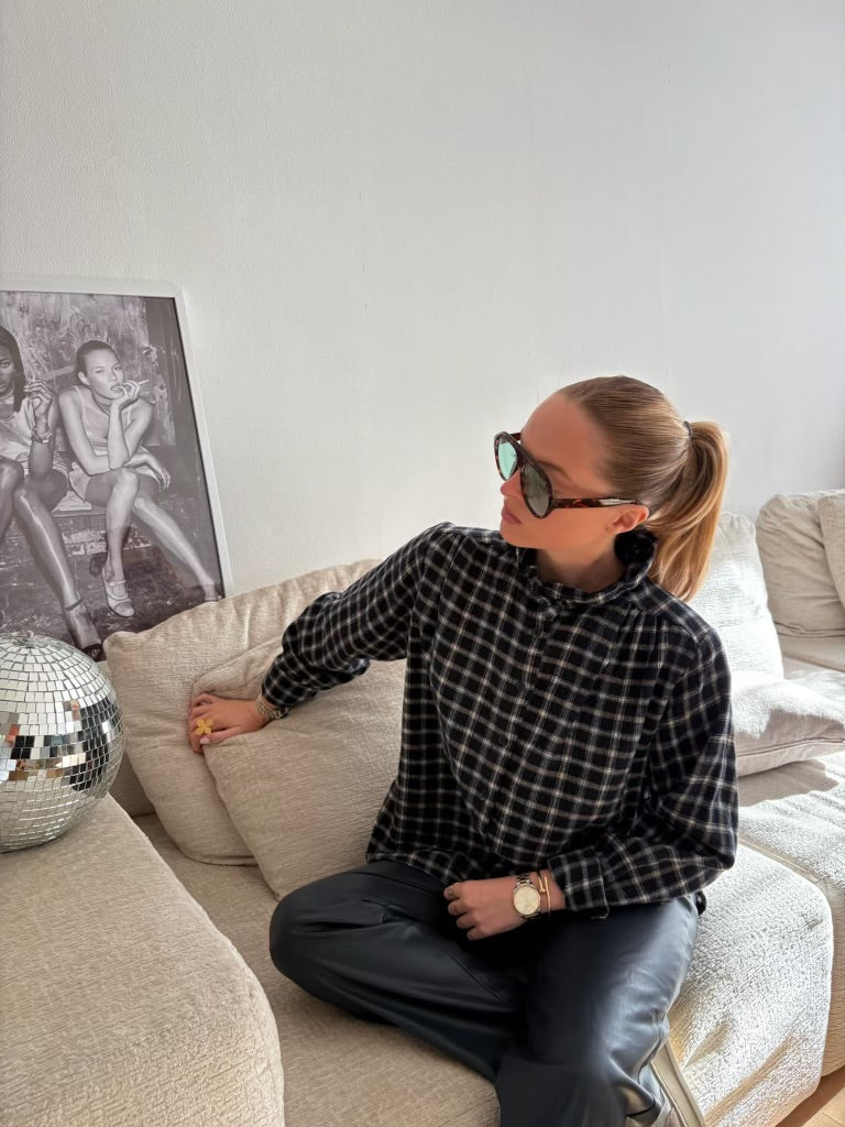 chemise Cloé à carreaux bleu marine col montant