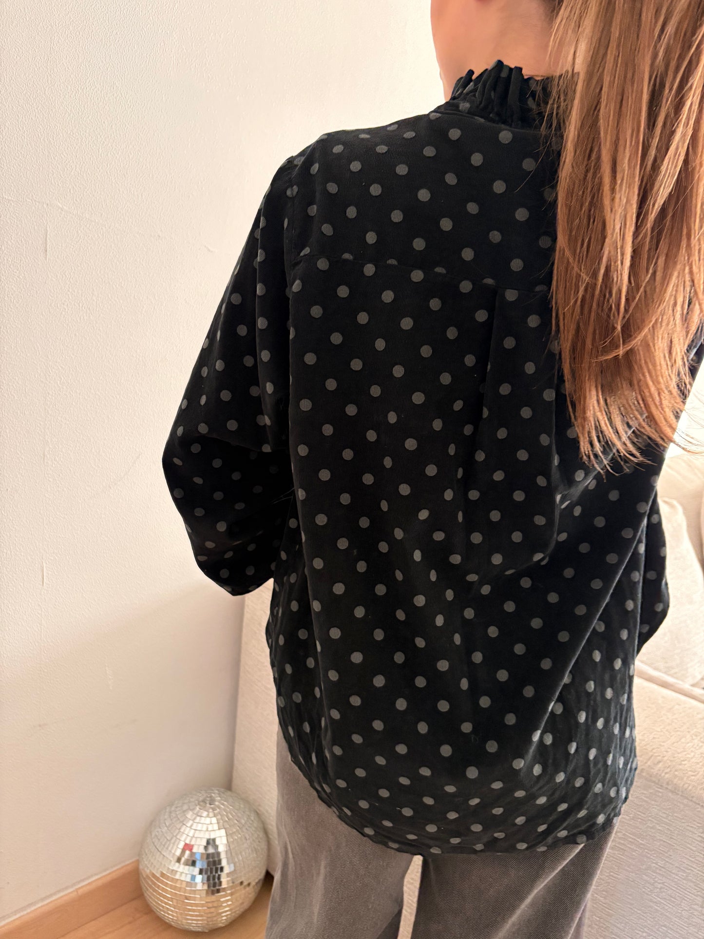 chemise Simone en velours noir à pois gris