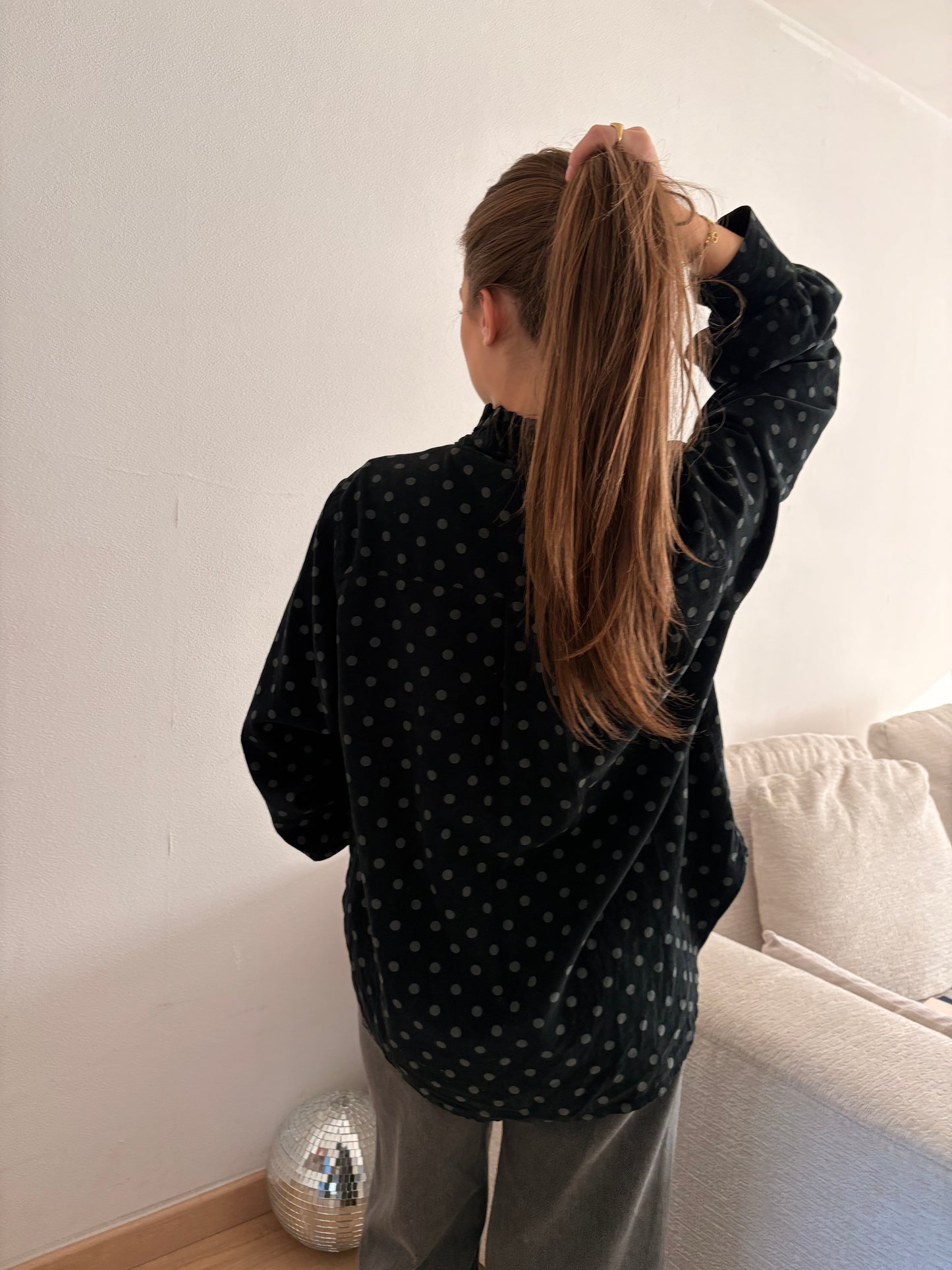 chemise Simone en velours noir à pois gris