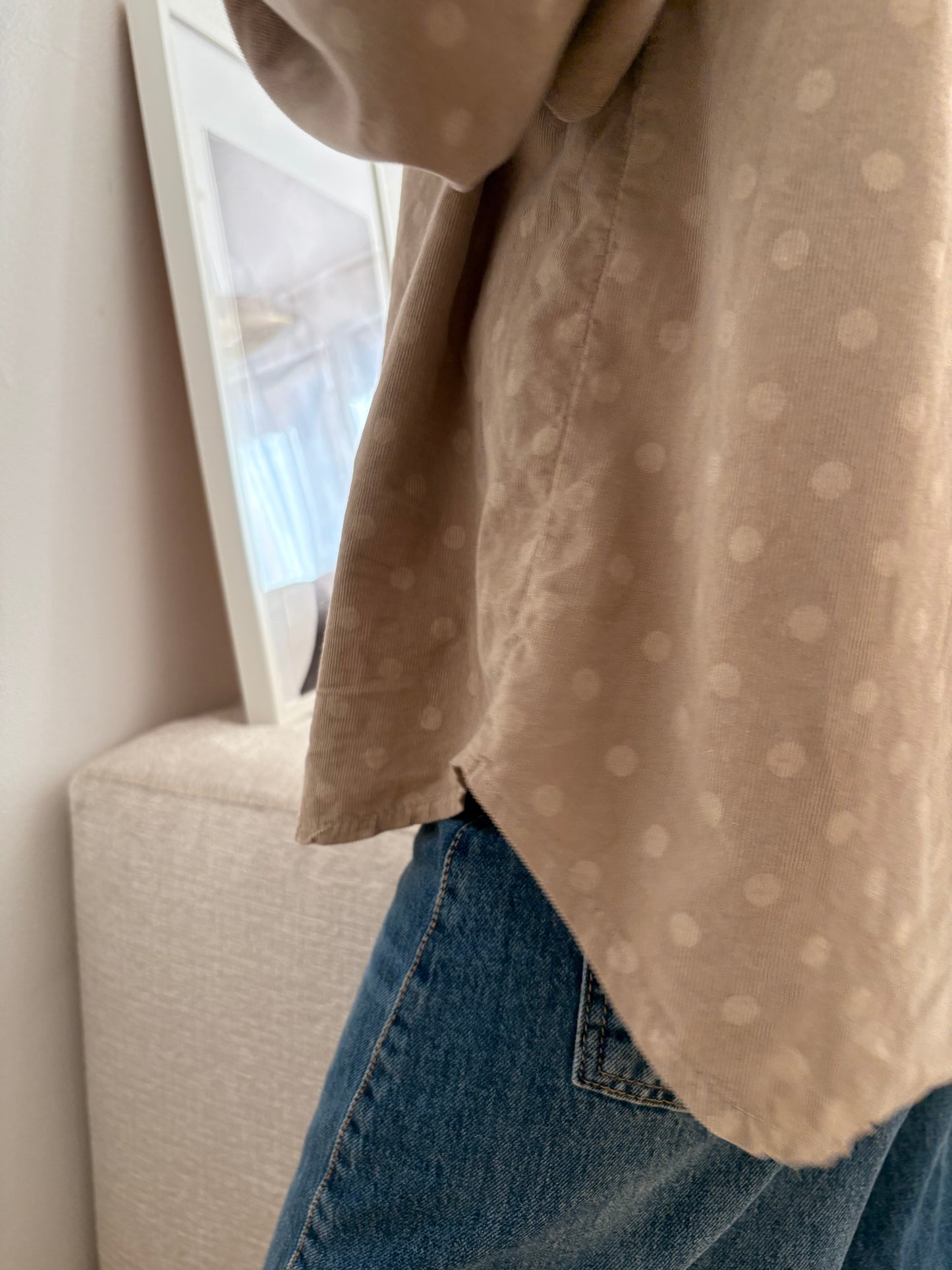 chemise Simone en velours à pois beige col volanté