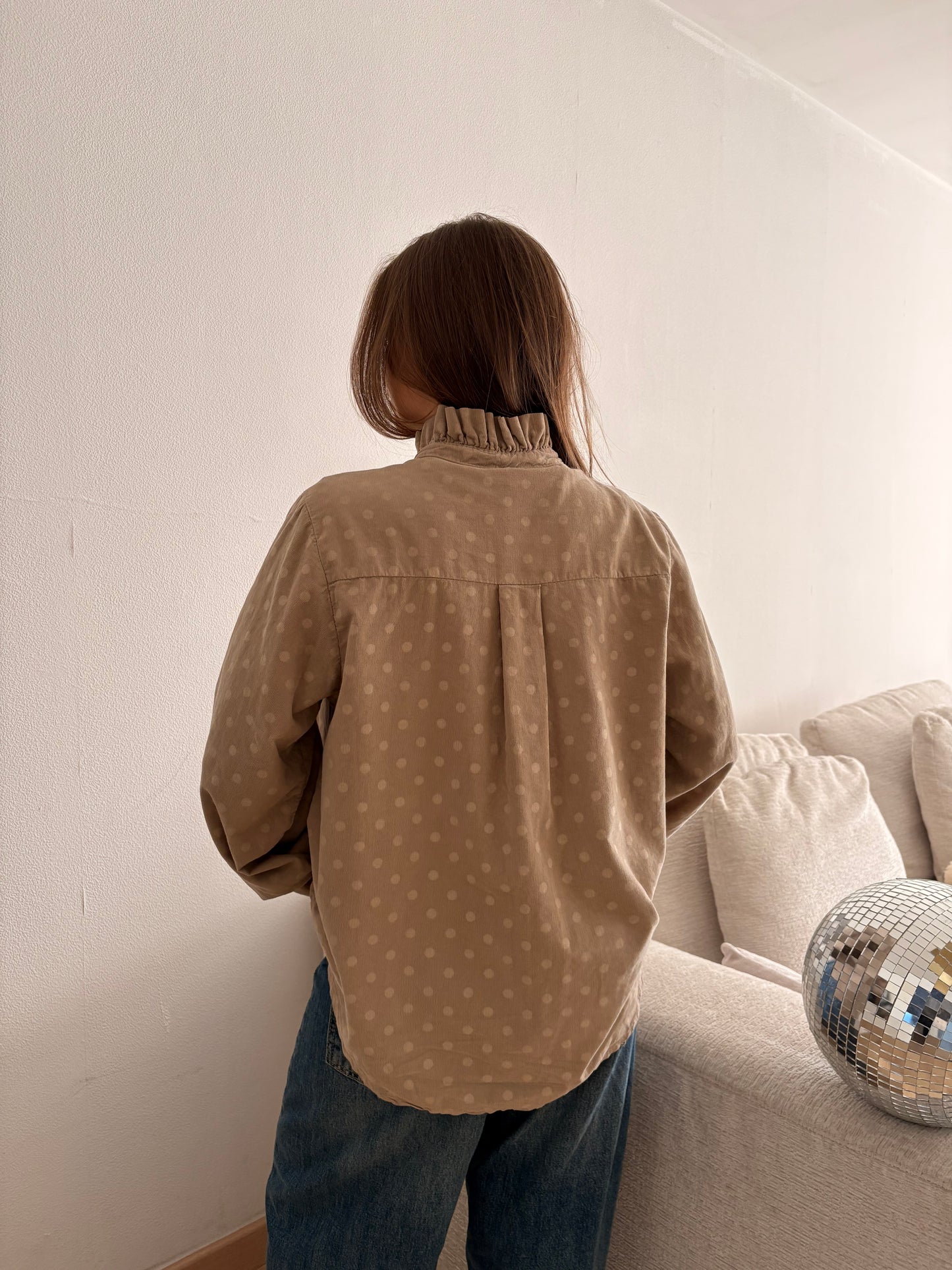 chemise Simone en velours à pois beige col volanté