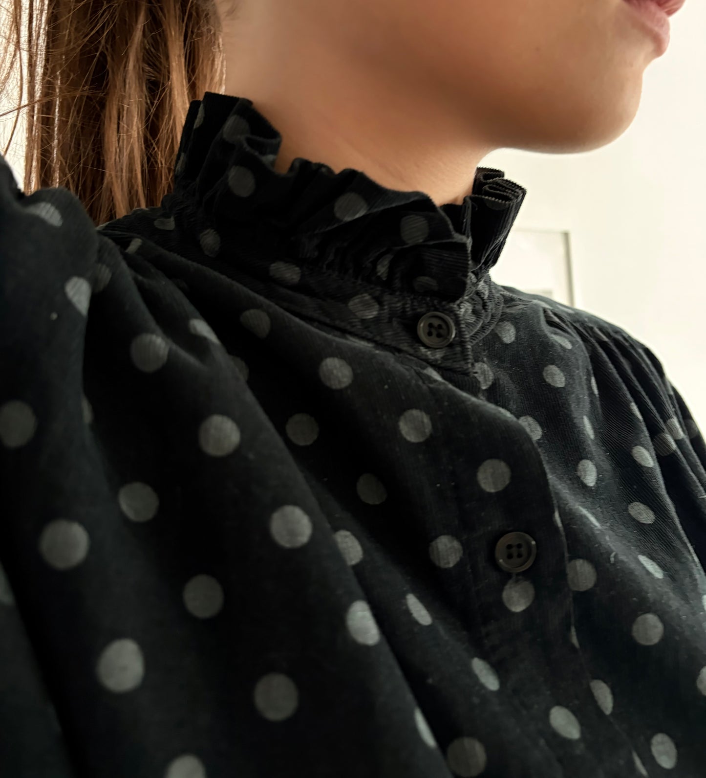 chemise Simone en velours noir à pois gris