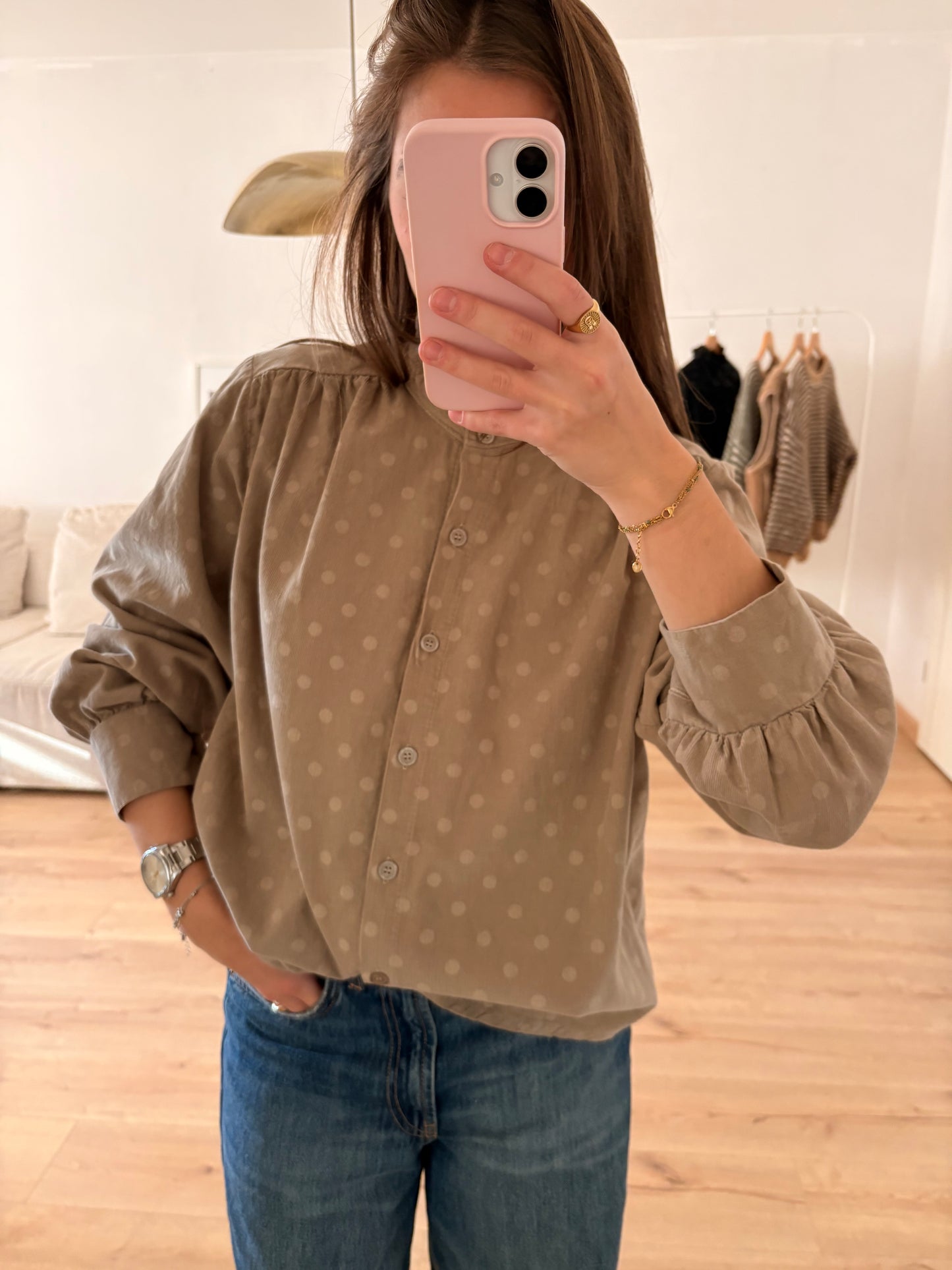 chemise Simone en velours à pois beige col volanté