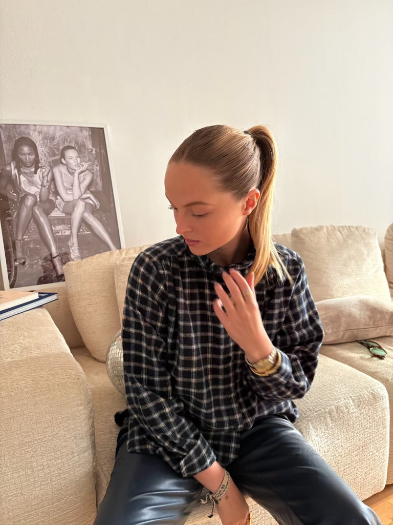 chemise Cloé à carreaux bleu marine col montant