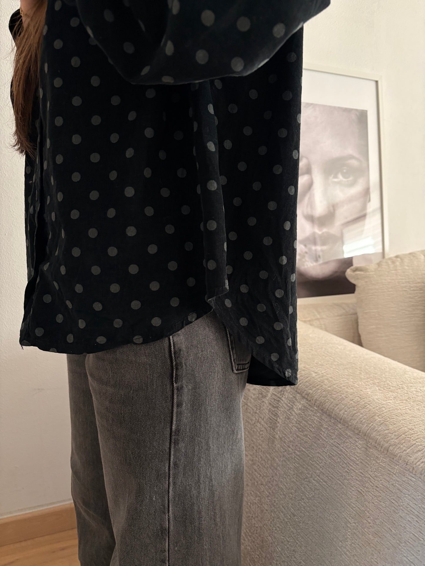 chemise Simone en velours noir à pois gris