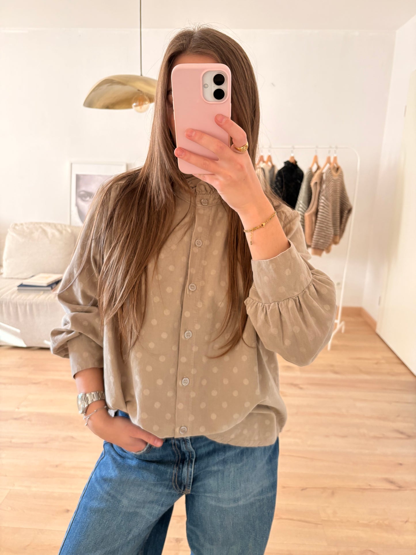 chemise Simone en velours à pois beige col volanté