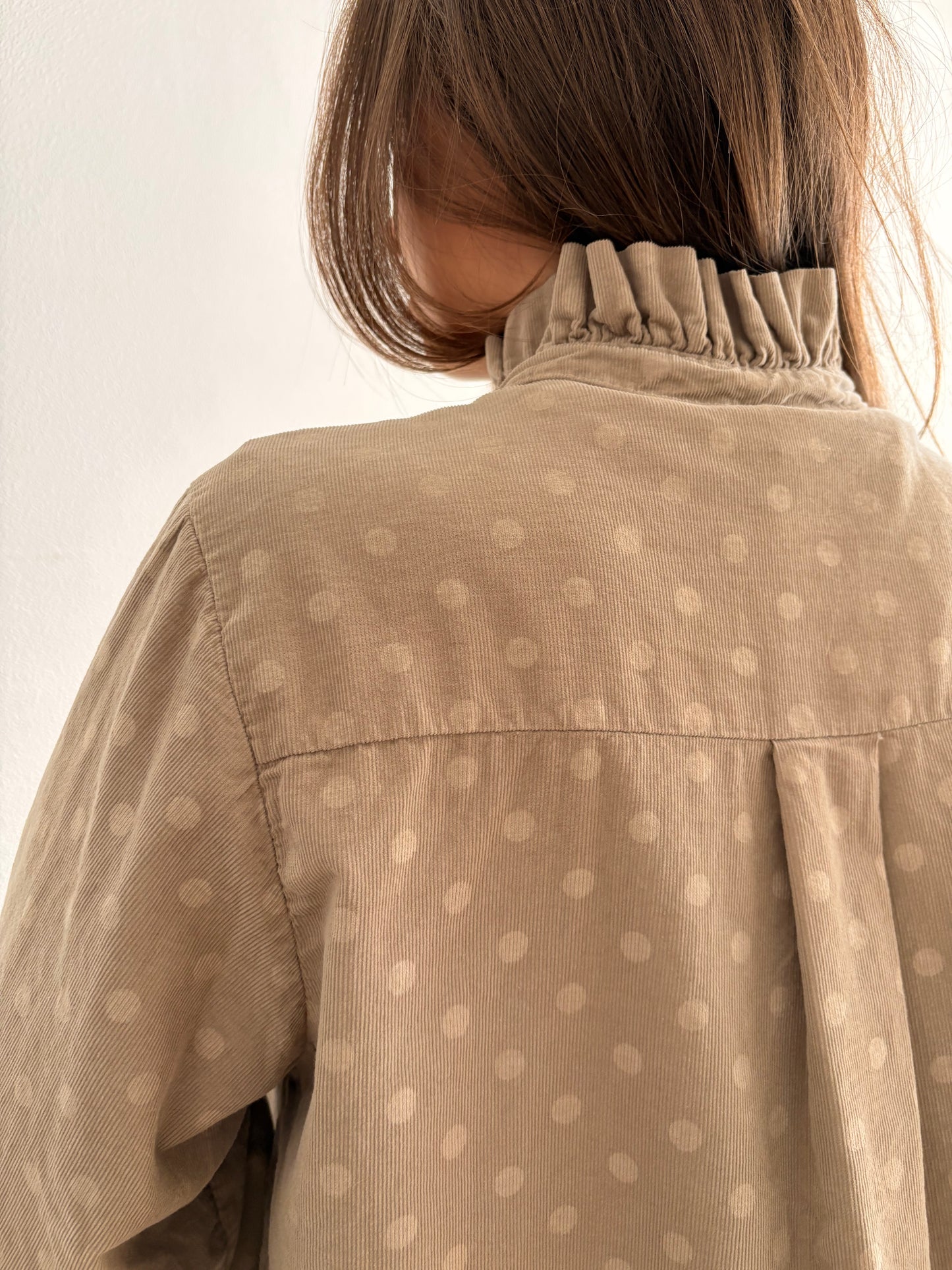 chemise Simone en velours à pois beige col volanté